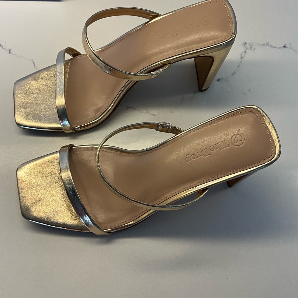 BNIB 📦 THE DROP AVERY GOLD SANDAL SIZE 7.5